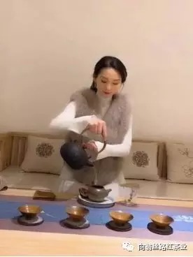 向翁絲路紅茶業(yè)品味生活